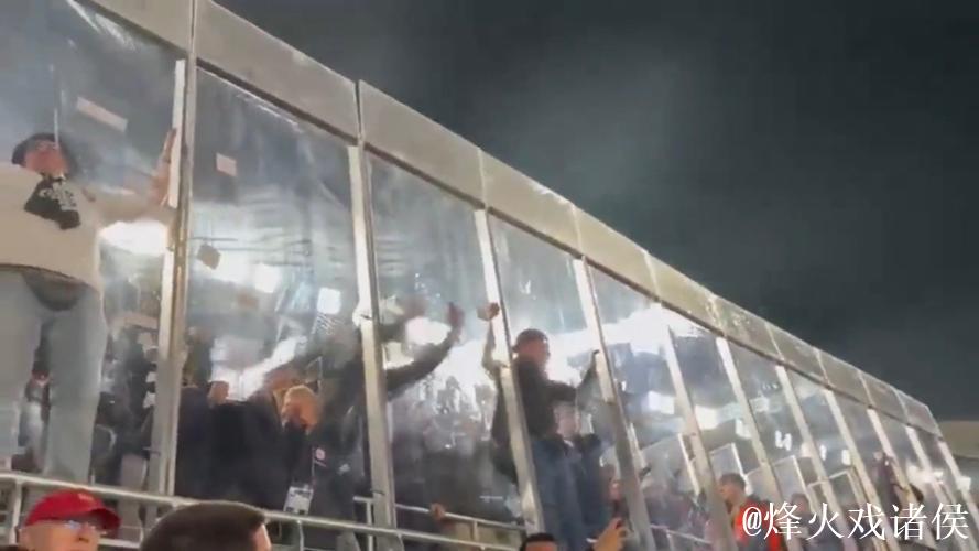 科贝记者：法兰克福球迷向巴萨球迷区投掷杂物