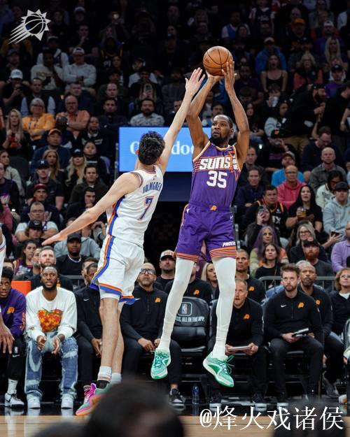 杜兰特利用掩护命中三分,终场前火箭与掘金连中四记远投对决 杜兰特利用掩护命中三分,终场前火箭与掘金连中四记远投对决